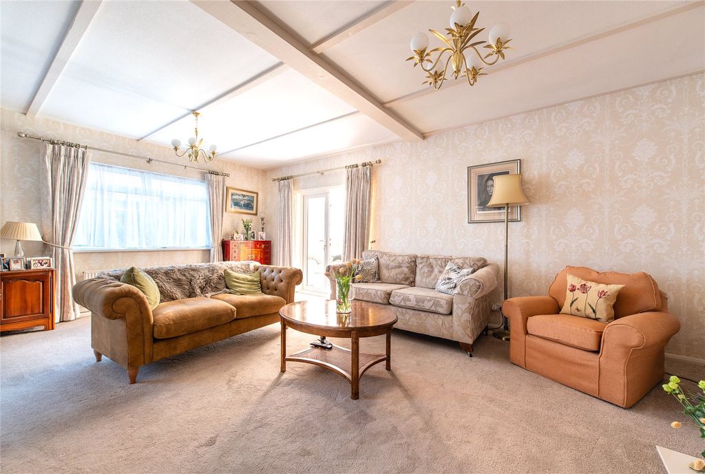 Property photo 1 of 18 Lounge