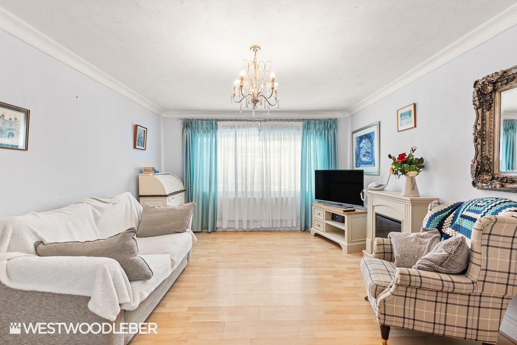 Property photo 2 of 23 Cozensroad_5.Jpg