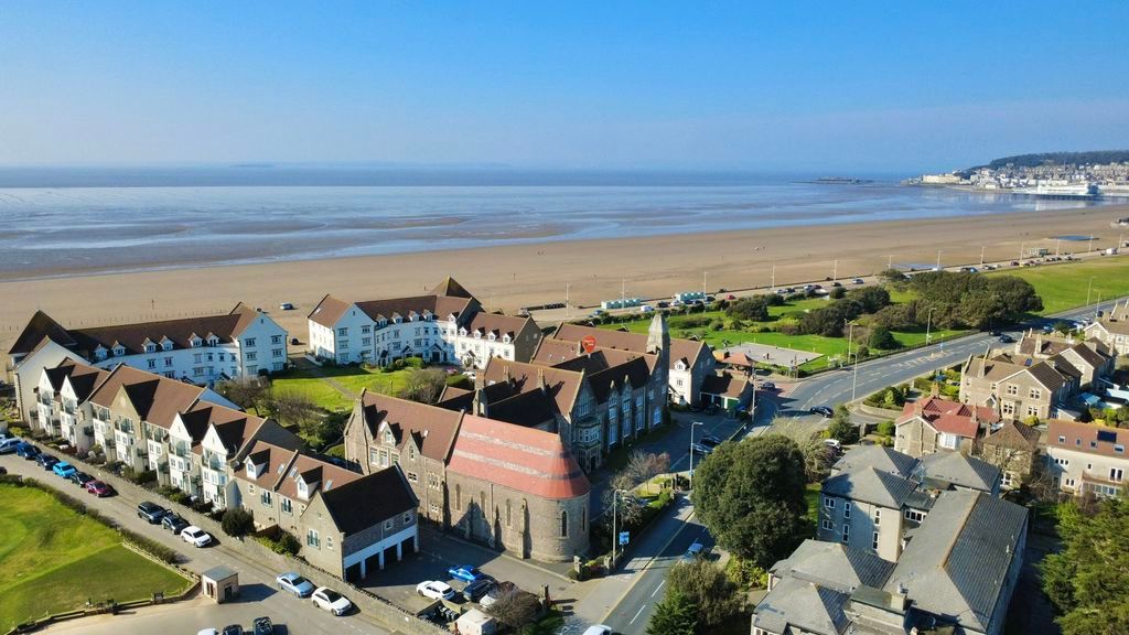 Property photo 2 of 20 Beach Golf Course & Lawns