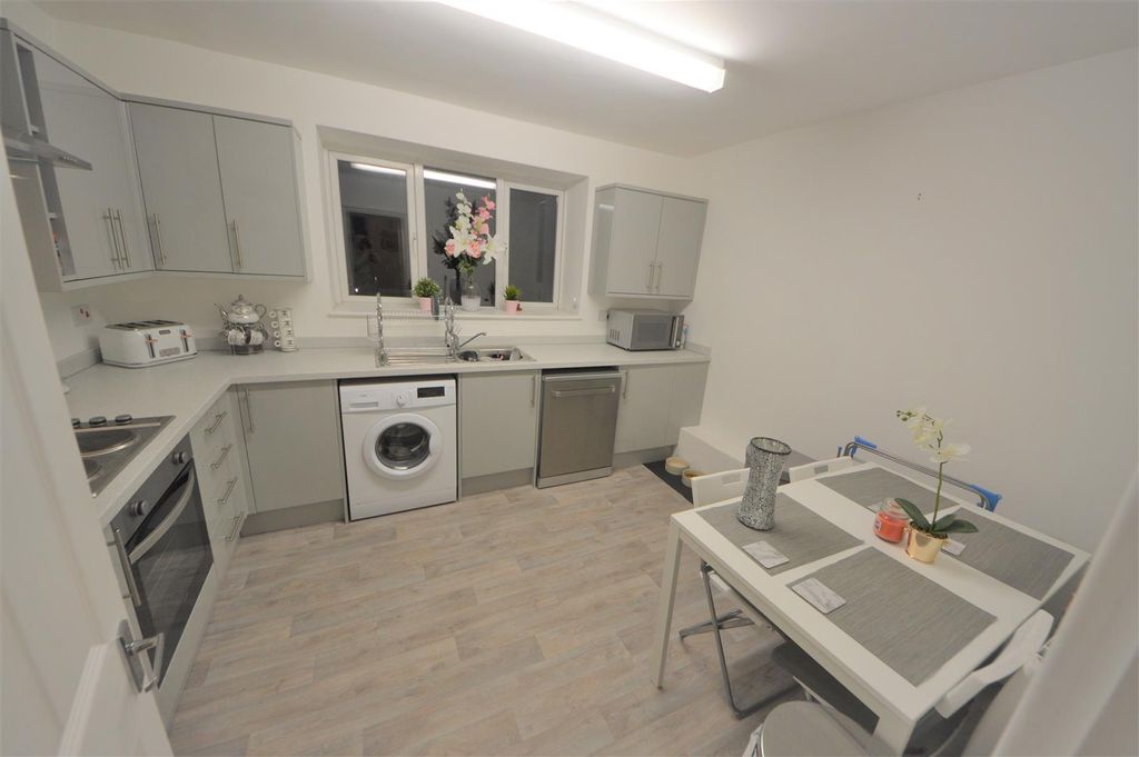 Property photo 3 of 9 Kitchen (Alto Id: 195653247)