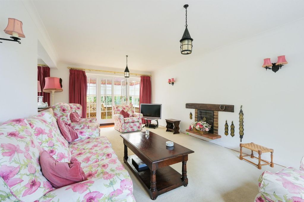 Property photo 2 of 22 Chaldon Common Road, (19).Jpg