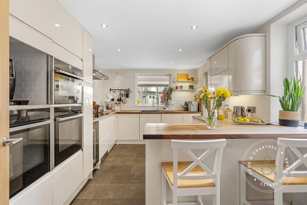 Property photo 3 of 35 Fairwater-Grove-West-3.Jpg