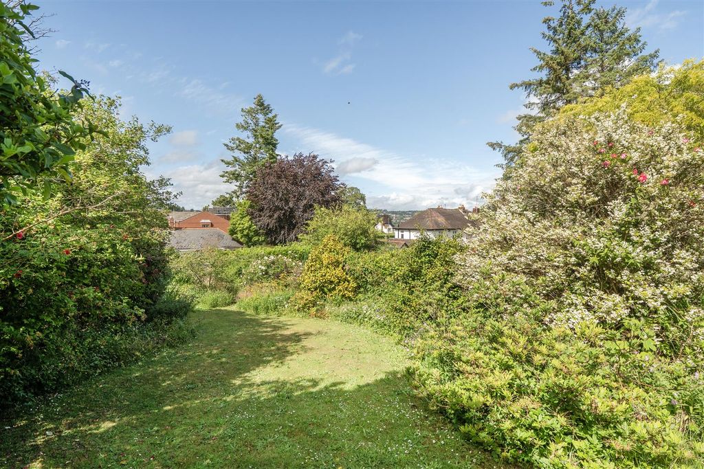 Property photo 3 of 22 Garden