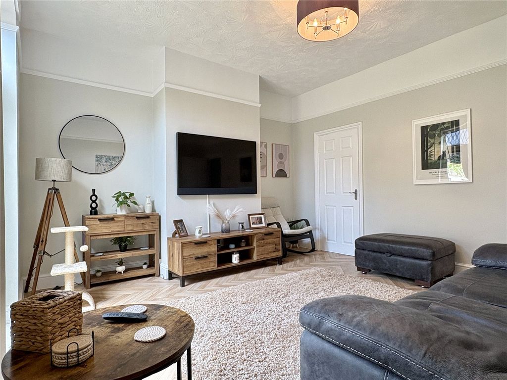 Property photo 3 of 18 Lounge