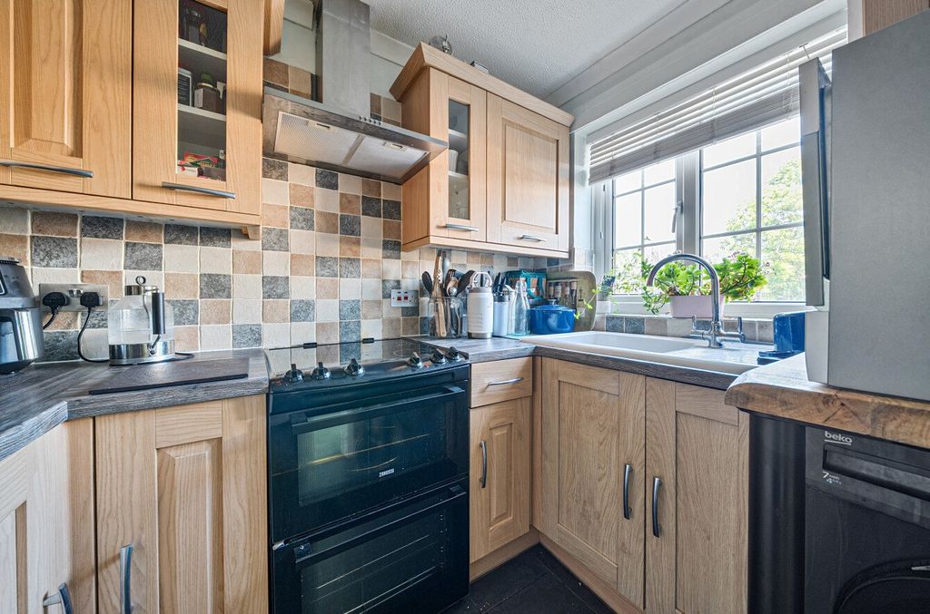 Property photo 3 of 11 Kitchen