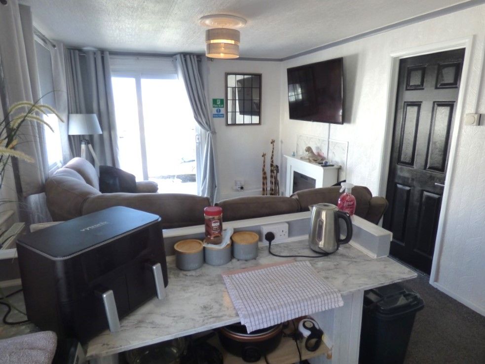 Property photo 2 of 11 Lounge/Fitted Kitchen