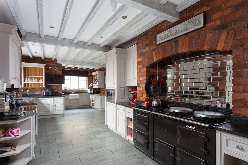 Property photo 3 of 25 Kitchen/Breakfast