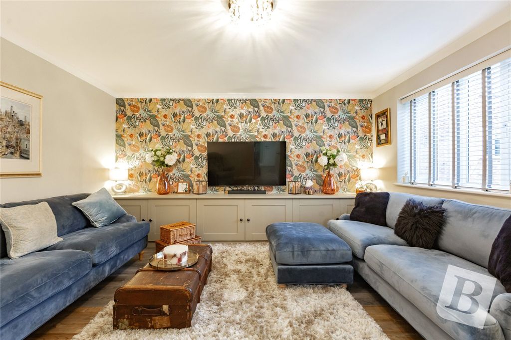 Property photo 2 of 17 Living Room