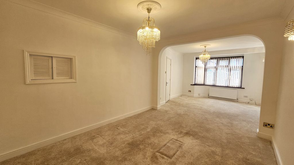 Property photo 1 of 18 Living Room