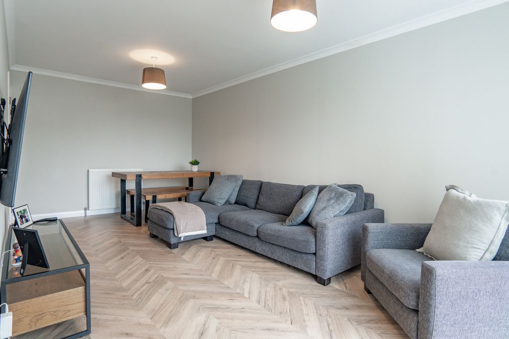 Property photo 3 of 28