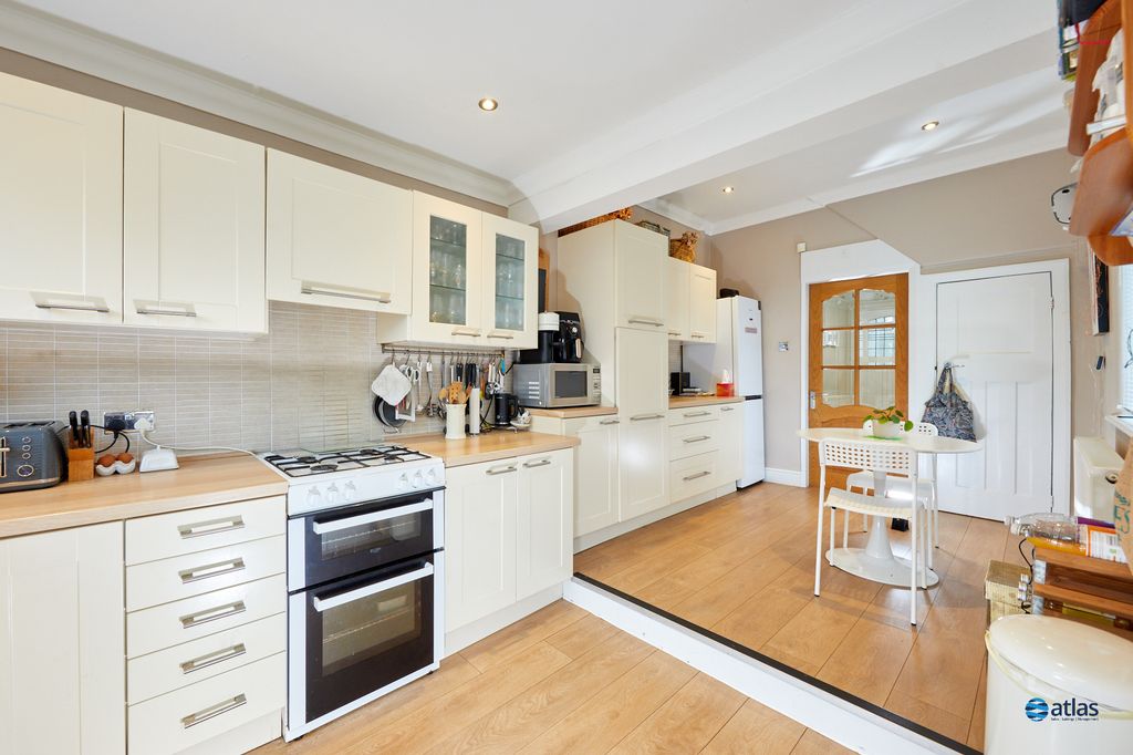 Property photo 3 of 19 Kitchen