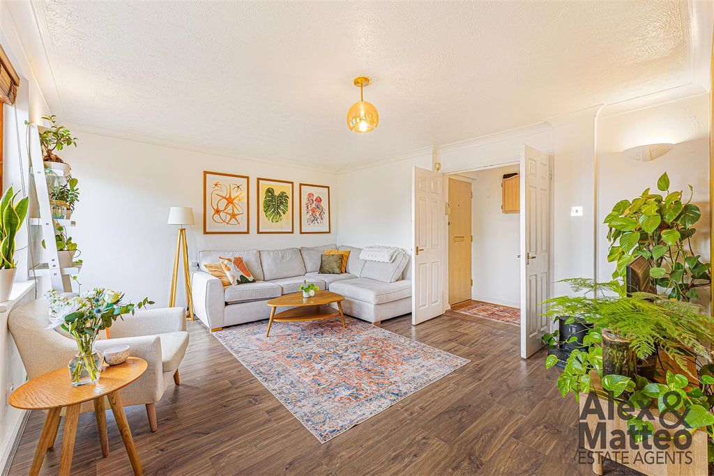 Property photo 3 of 24 Tideway Court