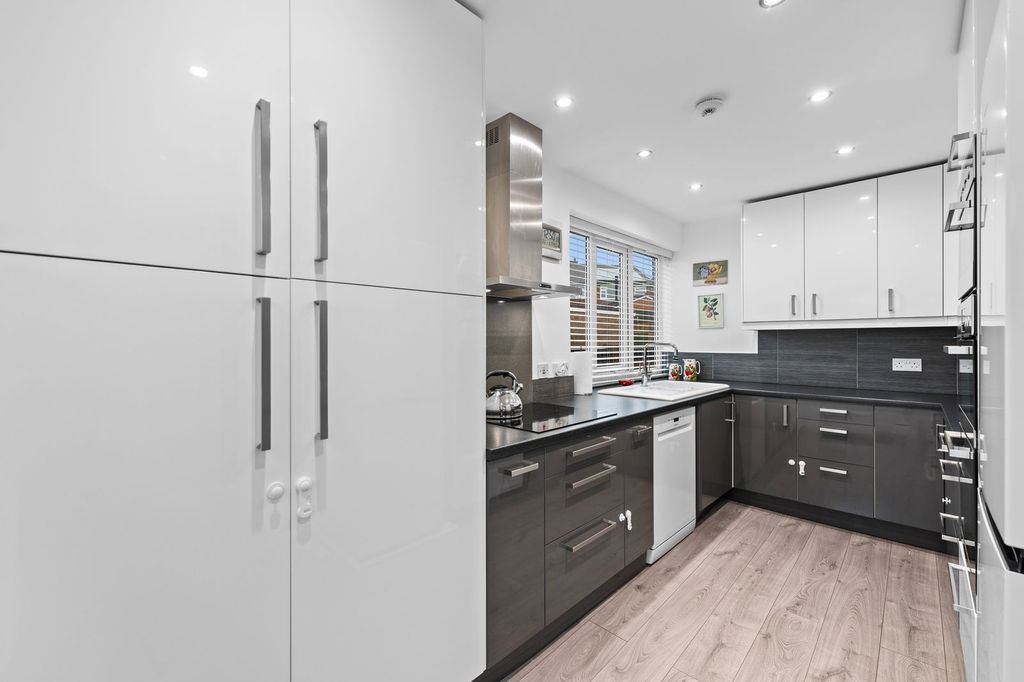 Property photo 2 of 28