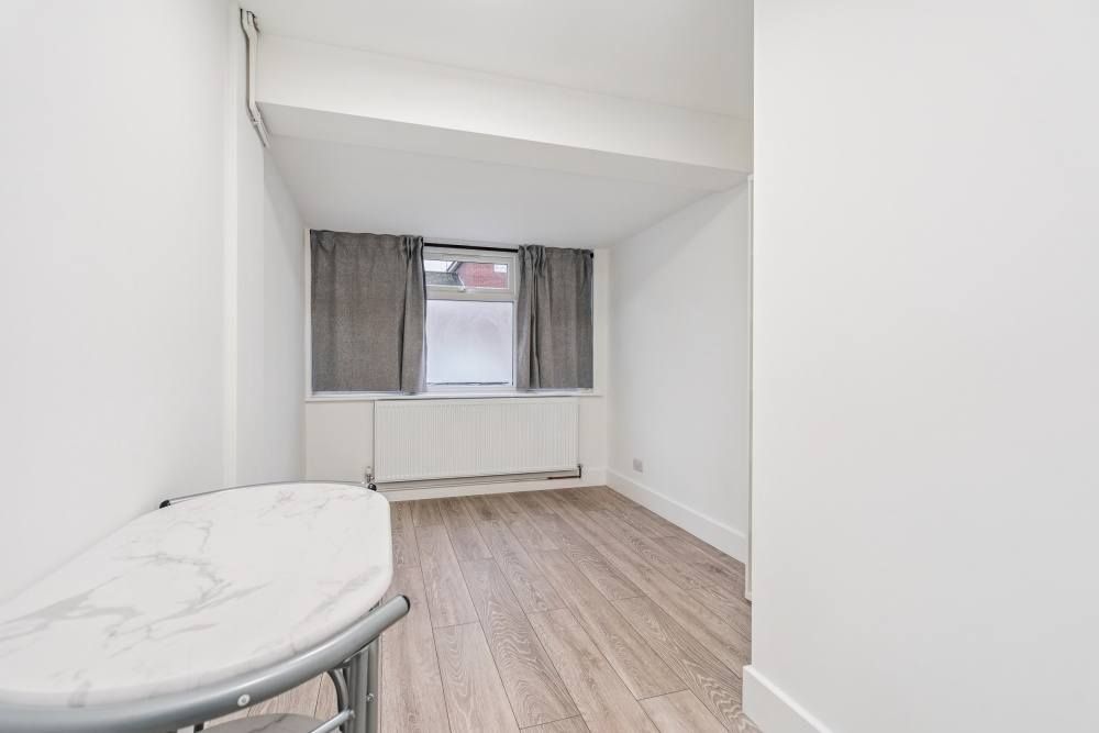 Property photo 1 of 9 Room