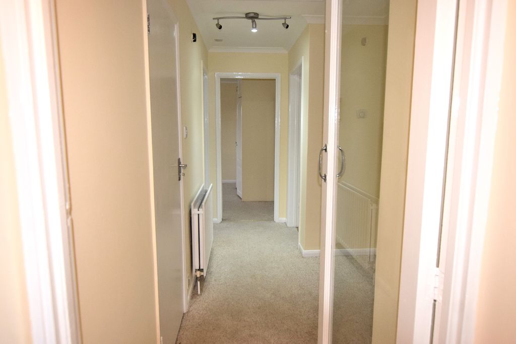 Property photo 2 of 9 Hallway 