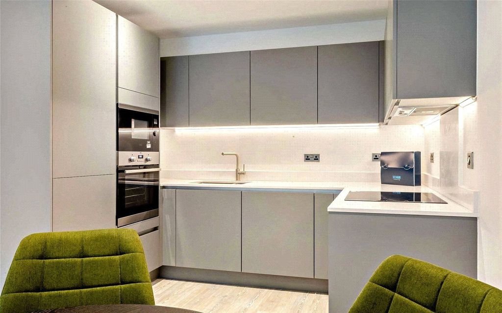 Property photo 2 of 8 Kitchen/Lounge