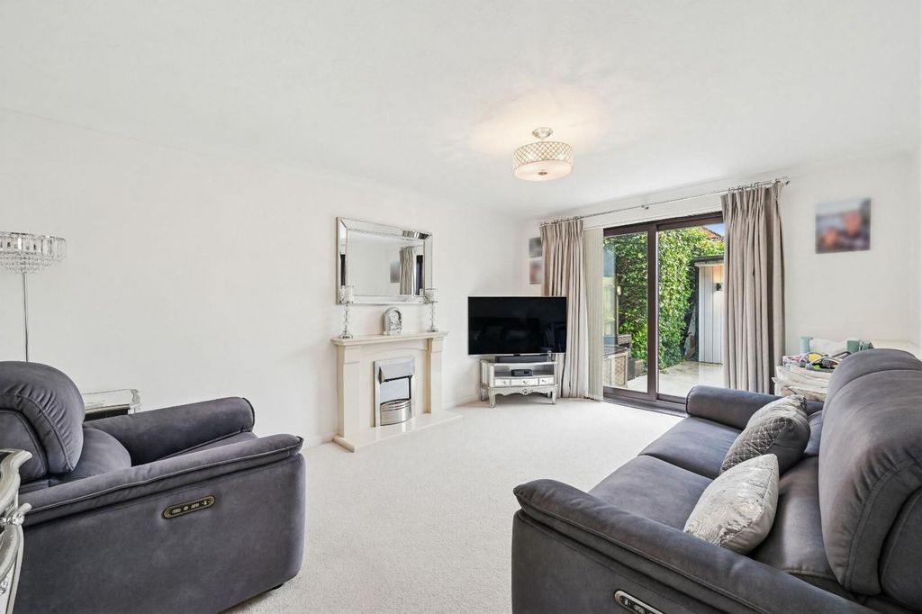 Property photo 2 of 13 Thurnham Way