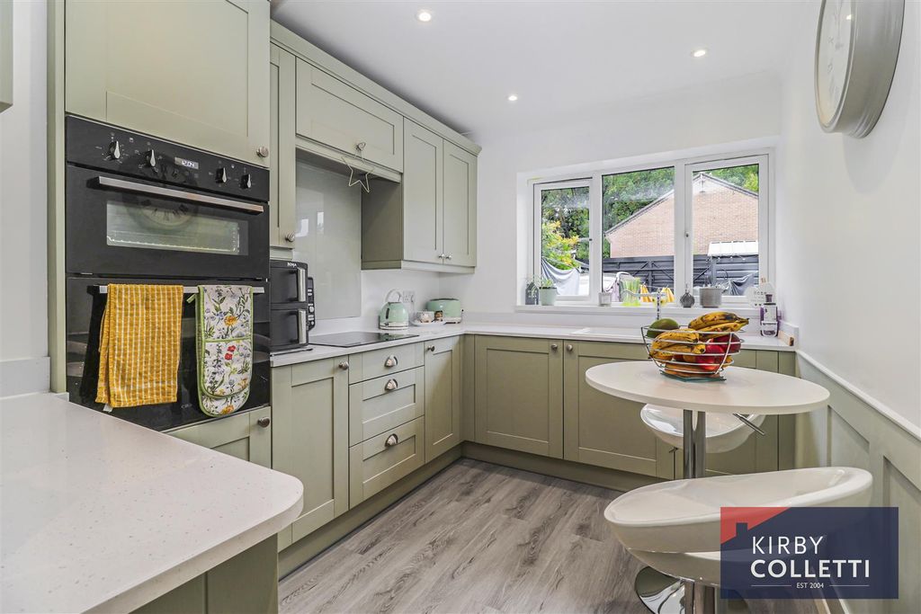 Property photo 2 of 19 Re Fitted Kitchen