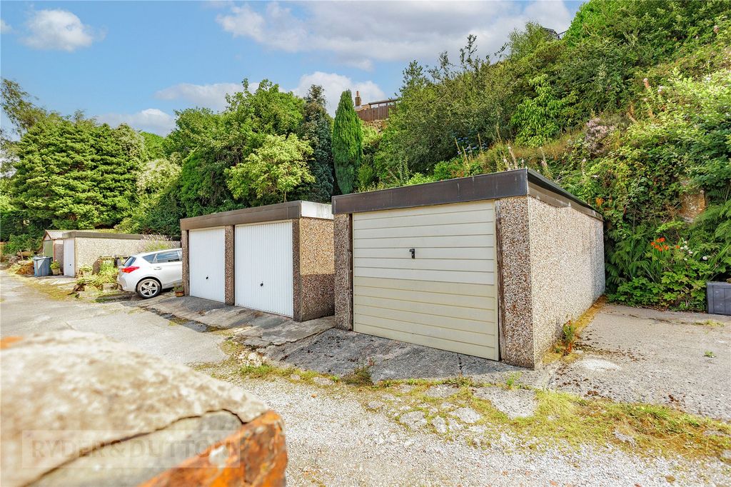Property photo 3 of 20 Garage & Parking