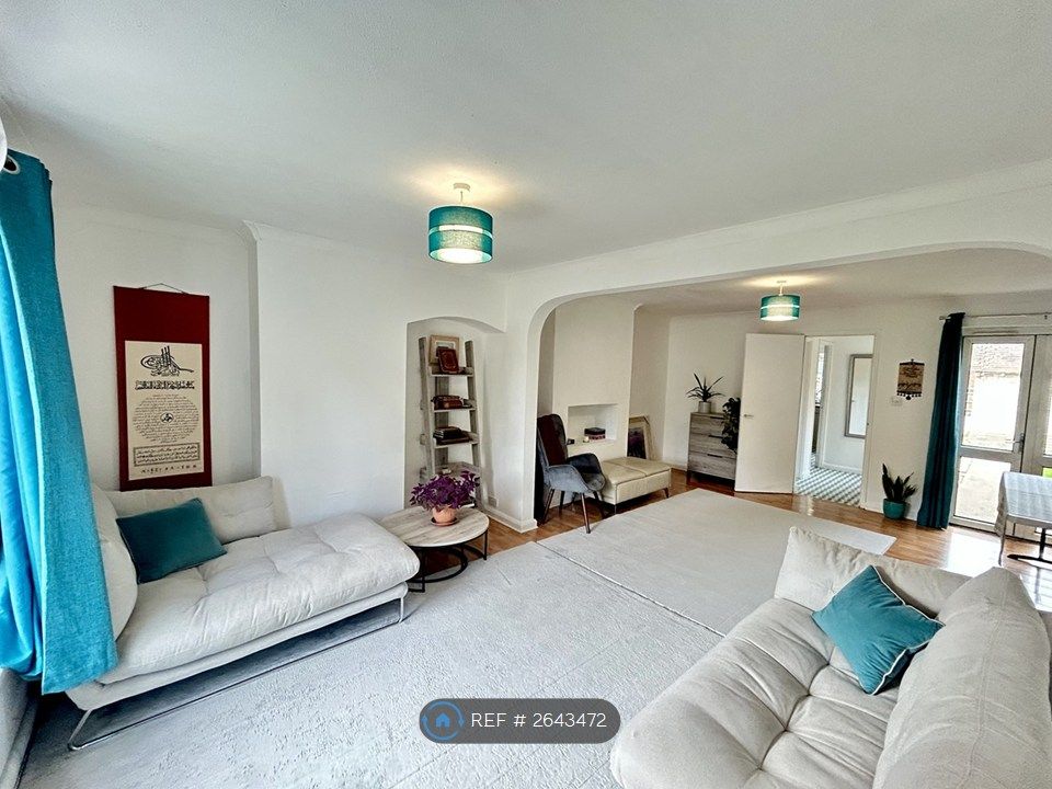 Property photo 2 of 16 Living & Dinning Room