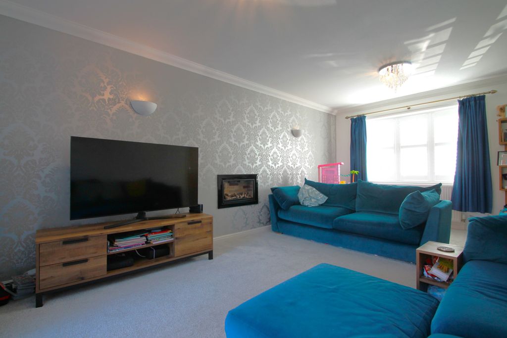 Property photo 3 of 33 Living Room