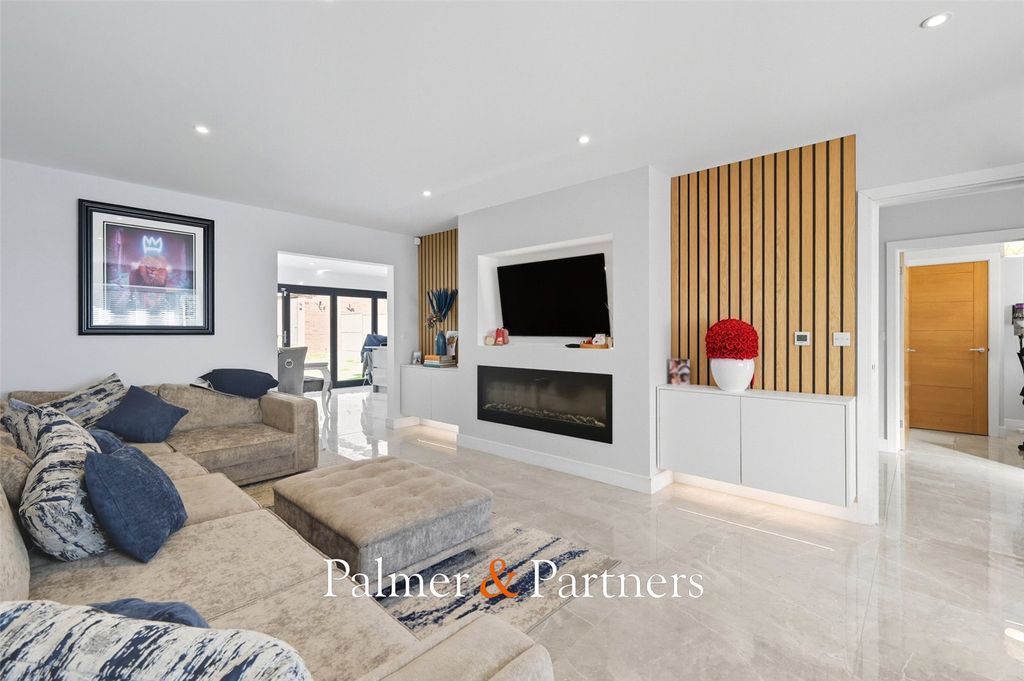 Property photo 2 of 35 Picture No. 15