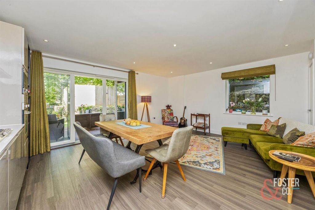 Property photo 3 of 27 Goldstone Crescent, Park House, Flat 59-011.Jpg