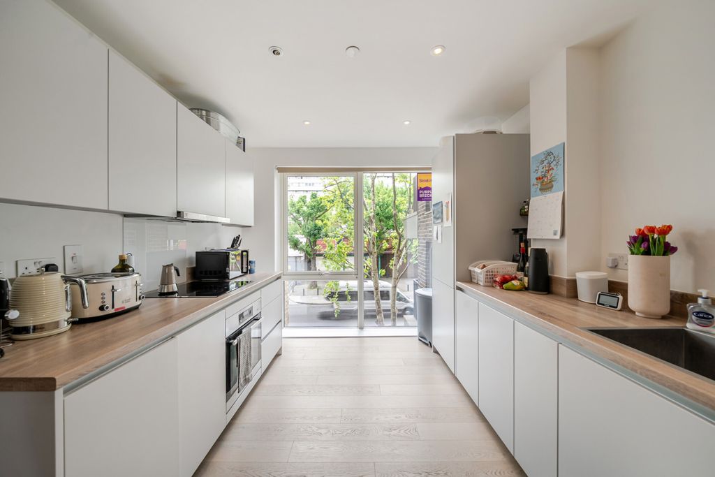 Property photo 1 of 17 1454261-10-69F9F1...