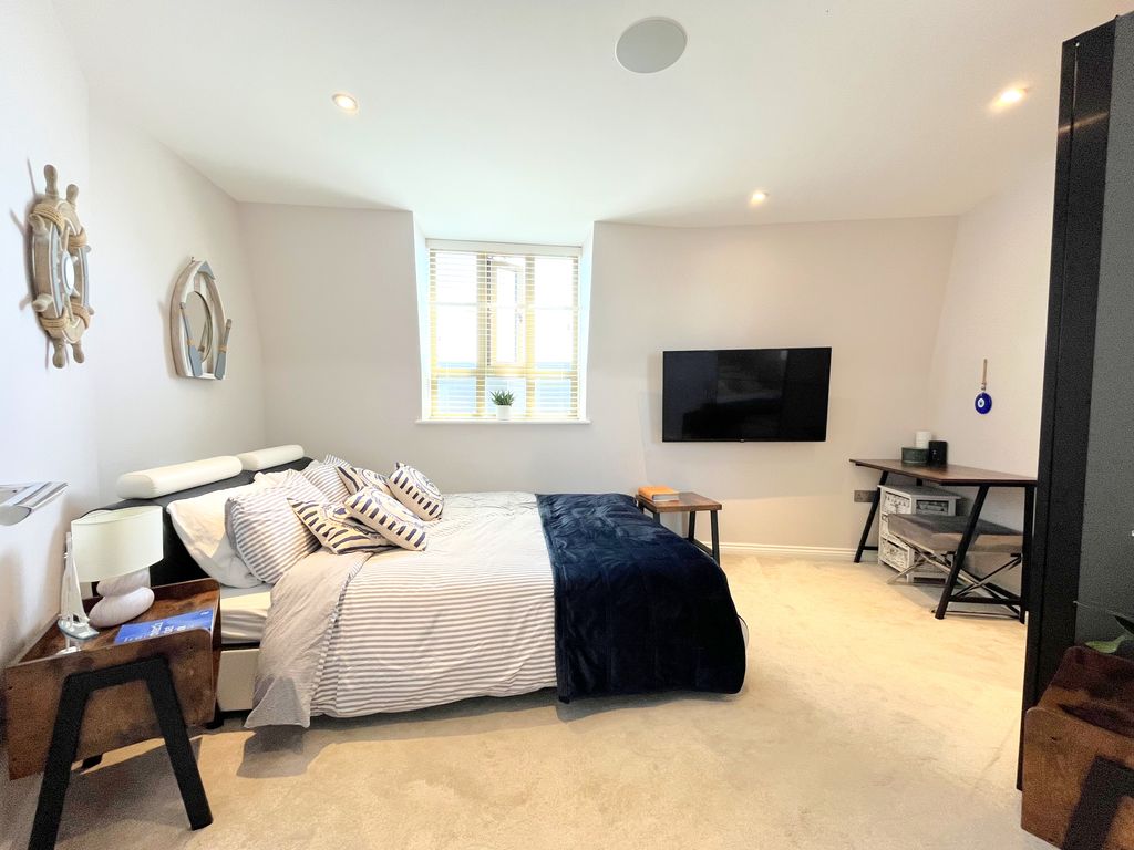 Property photo 2 of 42