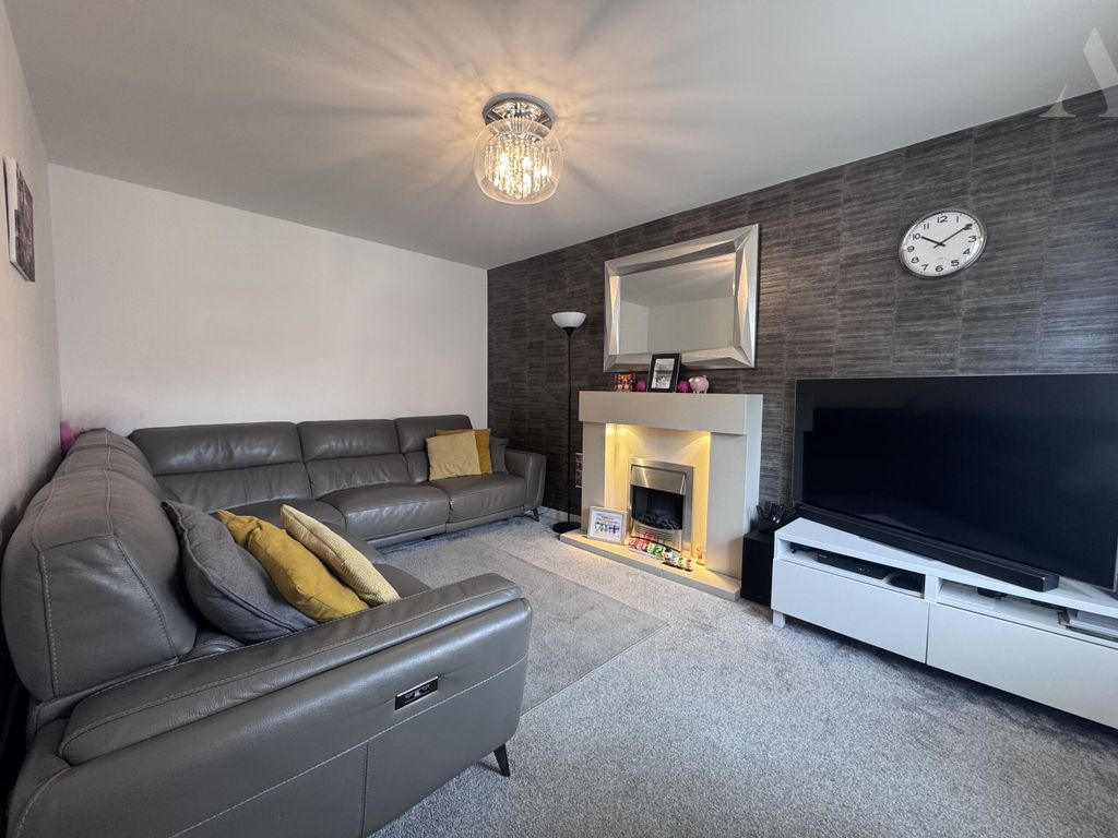 Property photo 2 of 18 5 Somerton Road  Reception 1