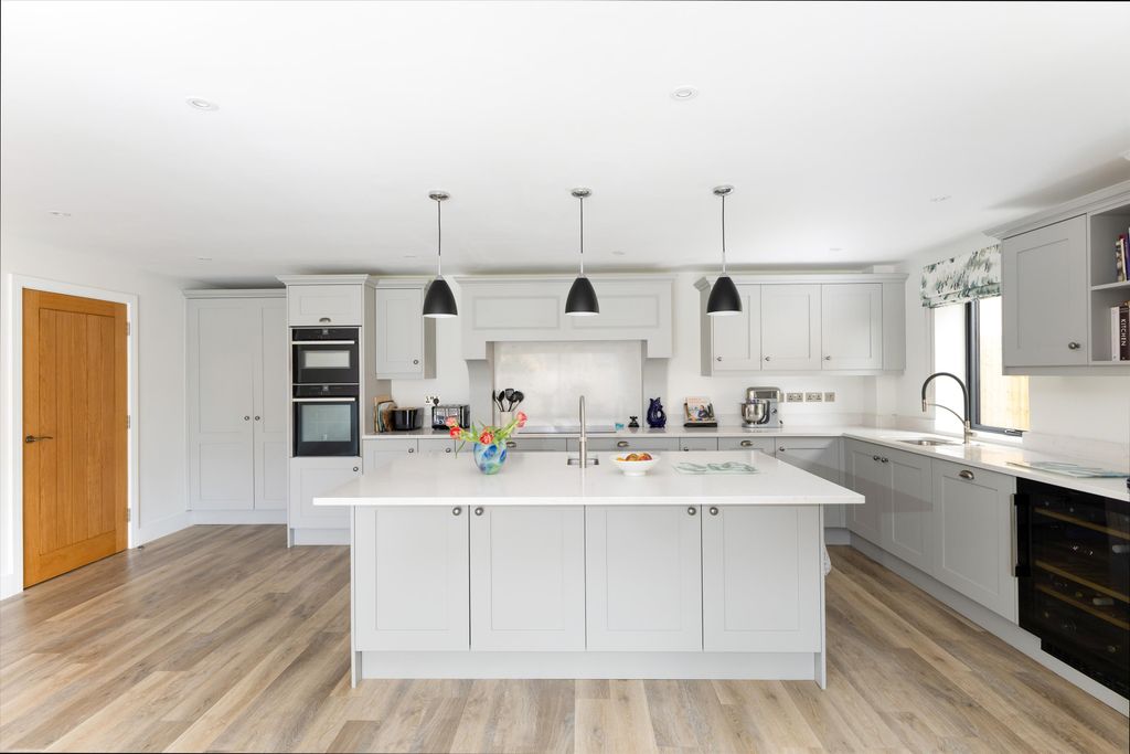 Property photo 2 of 21 Image