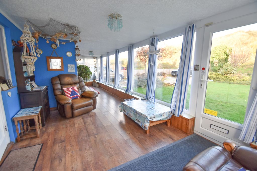 Property photo 2 of 28 Front Conservatory