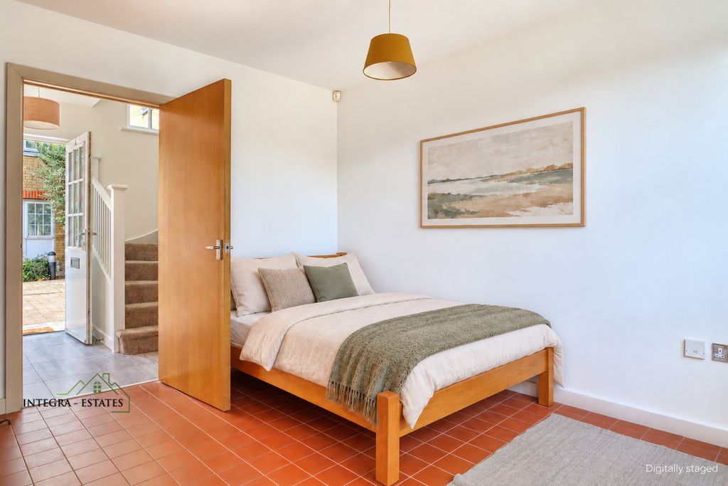 Property photo 3 of 15 Lownes_Courtyard_Bone_Street_Se13_Bedroom_01