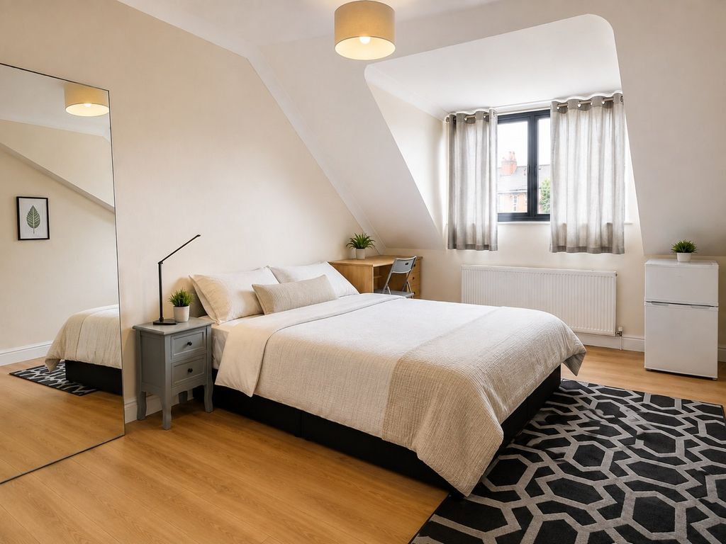 Property photo 1 of 7 Exceptional Three-Bedroom Flat To Let In The Heart Of Kensal Rise