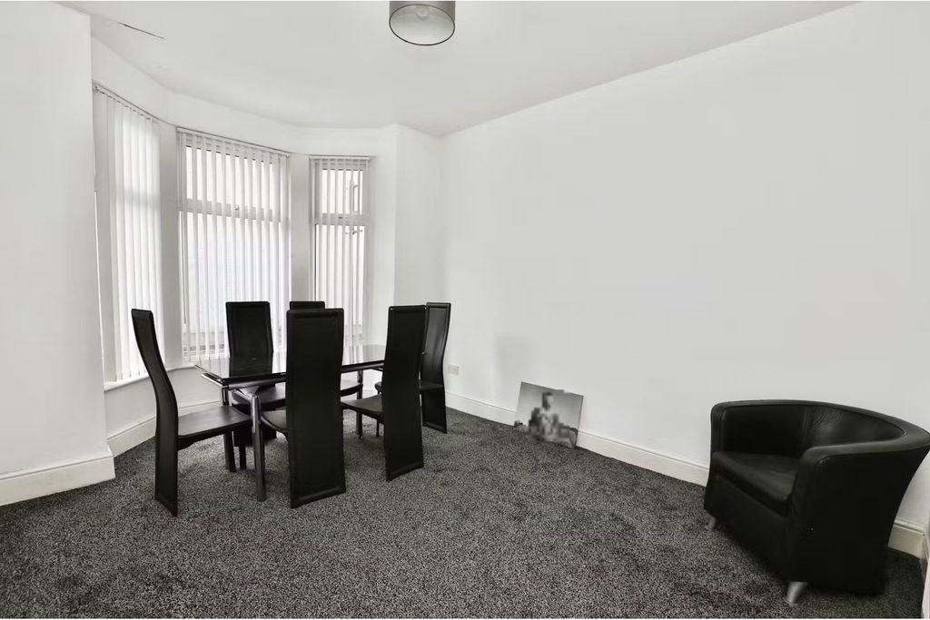 Property photo 3 of 11 Lounge