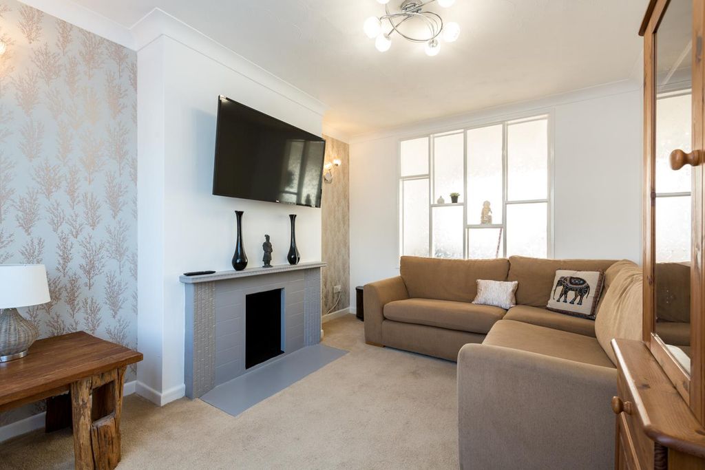 Property photo 3 of 14 36 Hercules Road, Hamworthy 04.11.20 (1500Px-300Pp