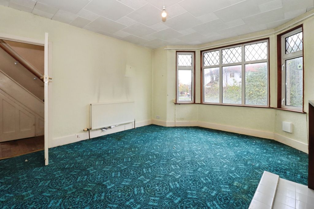 Property photo 3 of 19 Lounge