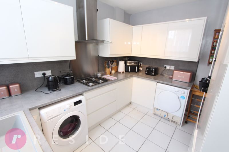 Property photo 3 of 10 Kitchen