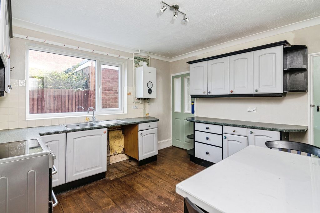 Property photo 2 of 20 Kitchen