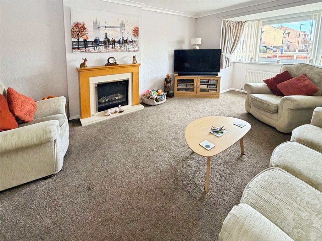Property photo 2 of 11 Lounge