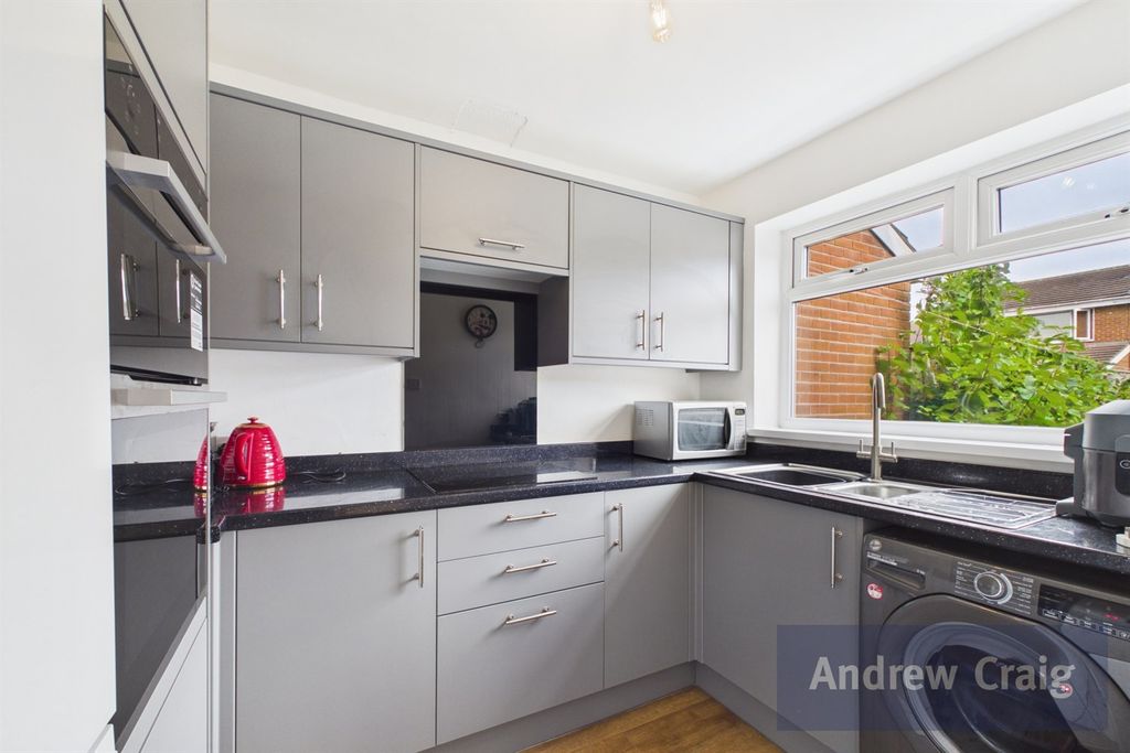 Property photo 3 of 10 Kitchen
