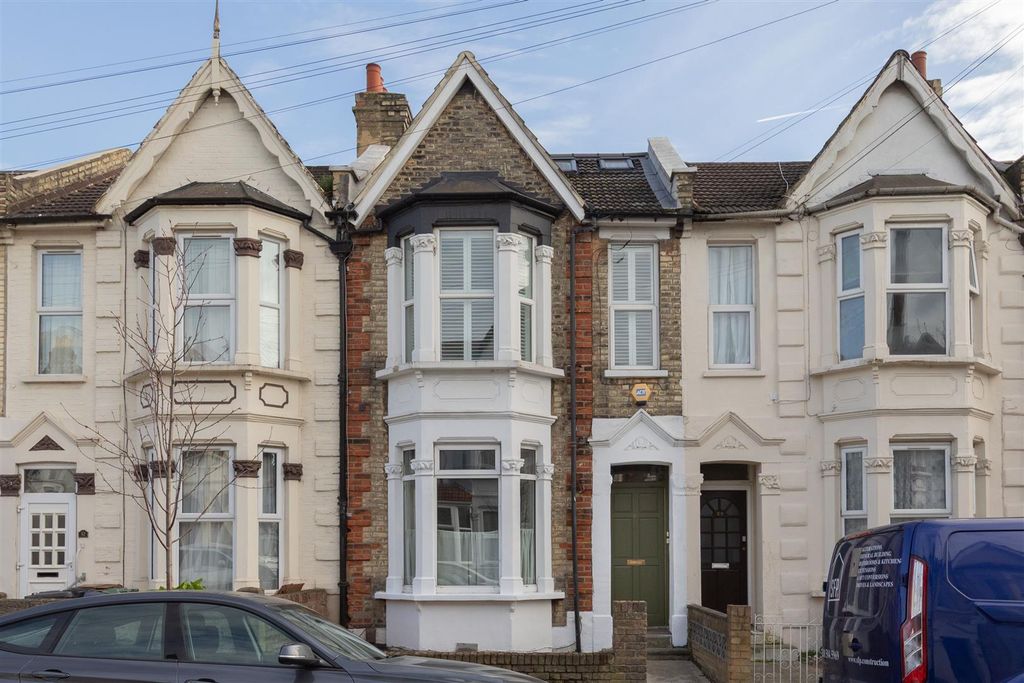 Property photo 1 of 17 Millais Road, E11
