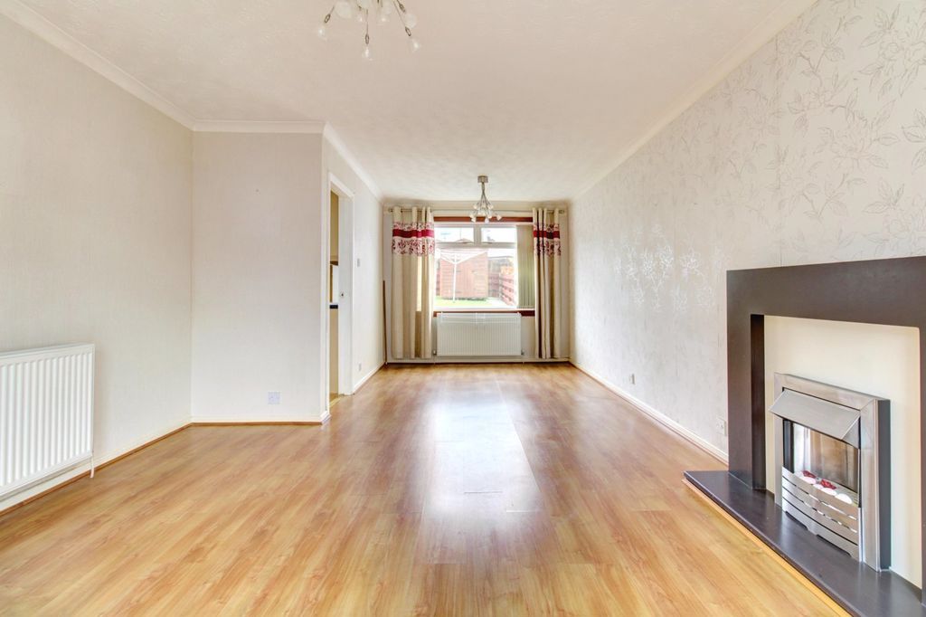 Property photo 3 of 20 Lounge