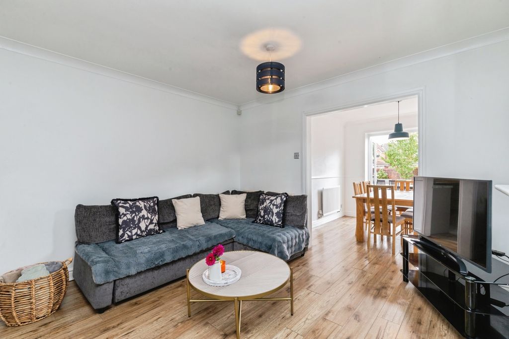 Property photo 3 of 17 Lounge