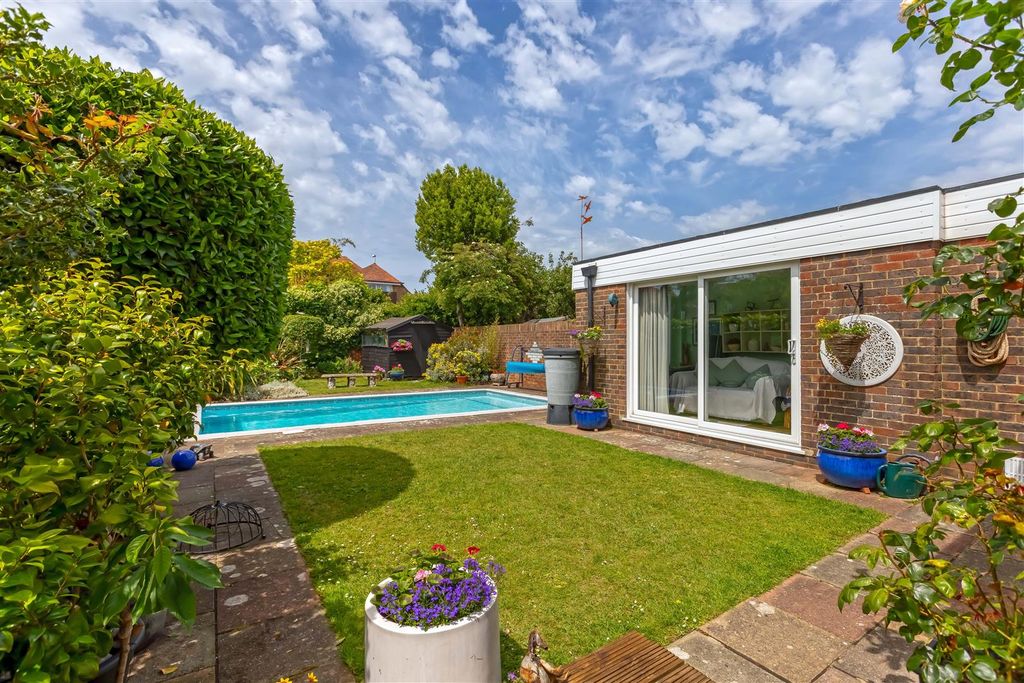 Property photo 2 of 15 Evelyn Rd_12.Jpg