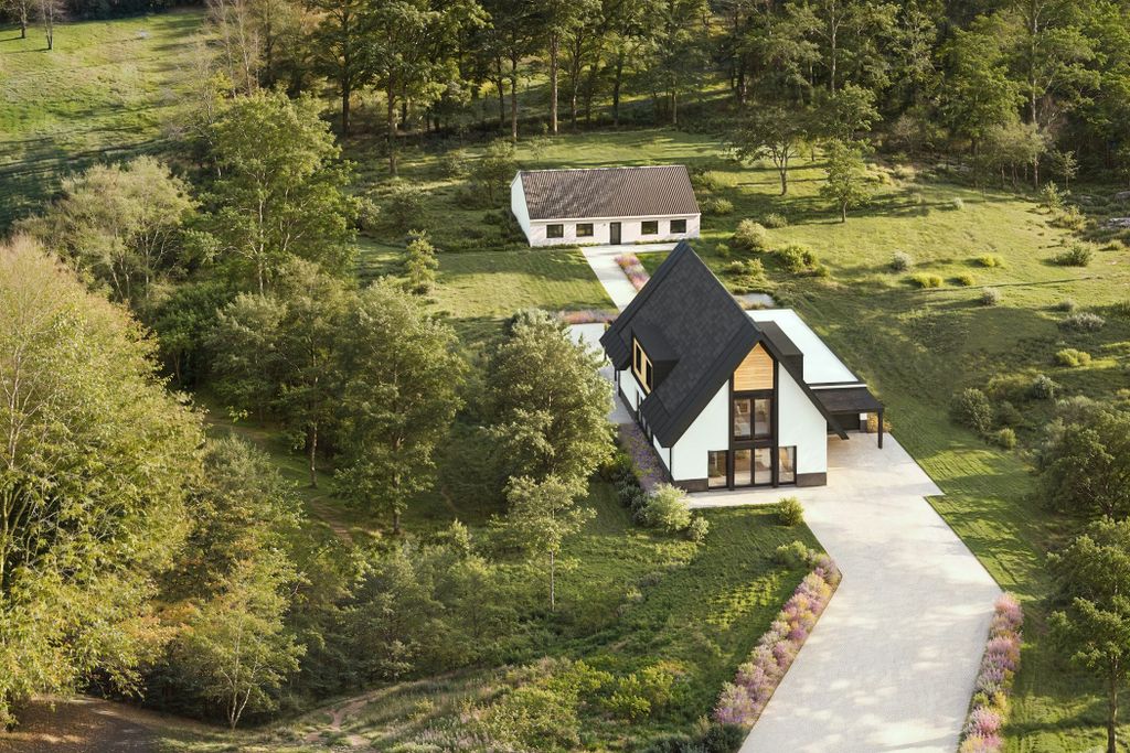 Property photo 2 of 28