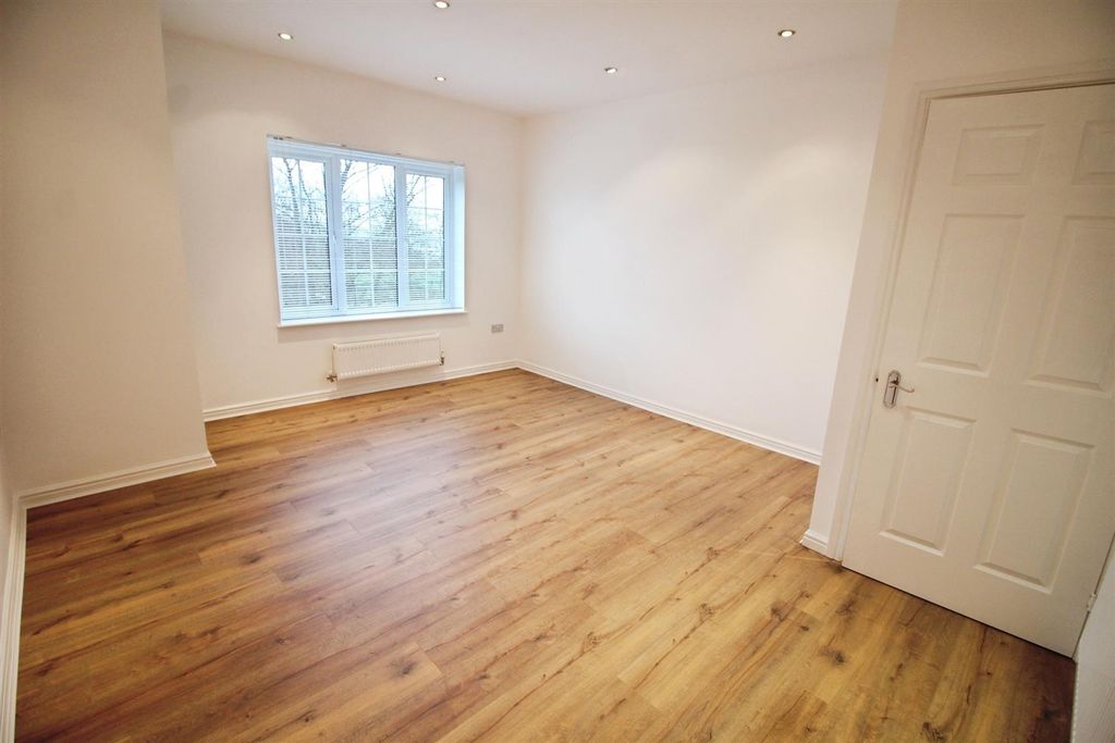 Property photo 3 of 14 Lounge