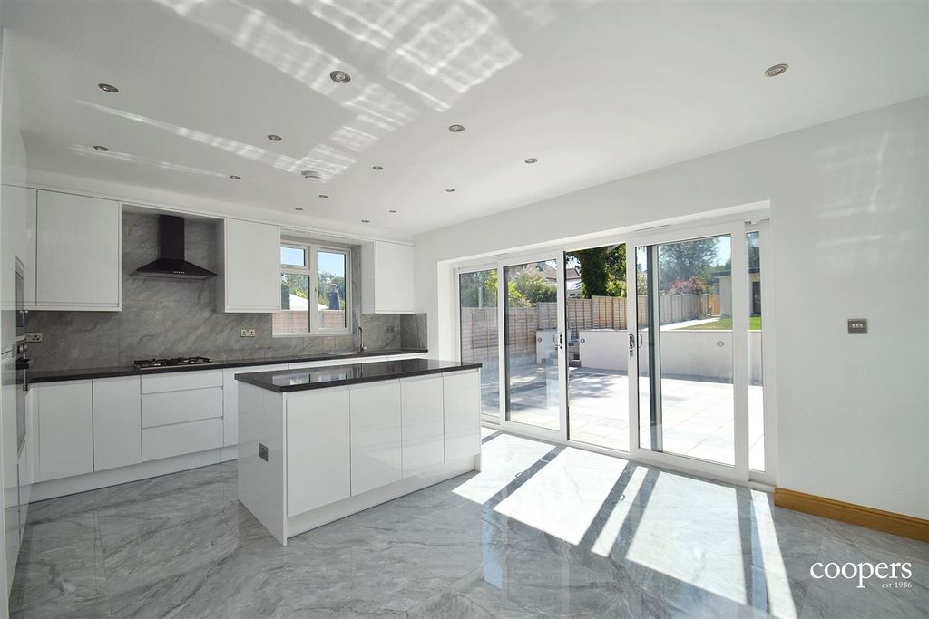 Property photo 2 of 10 Kitchen/Dining Area
