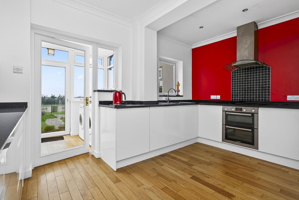 Property photo 3 of 28