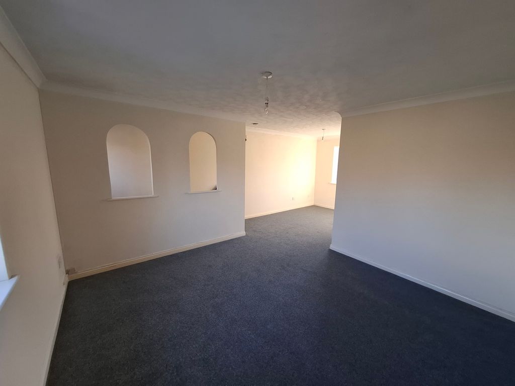 Property photo 2 of 6 Living Room